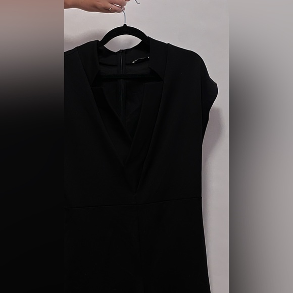 Black v-neck jumpsuit - Picture 2 of 4